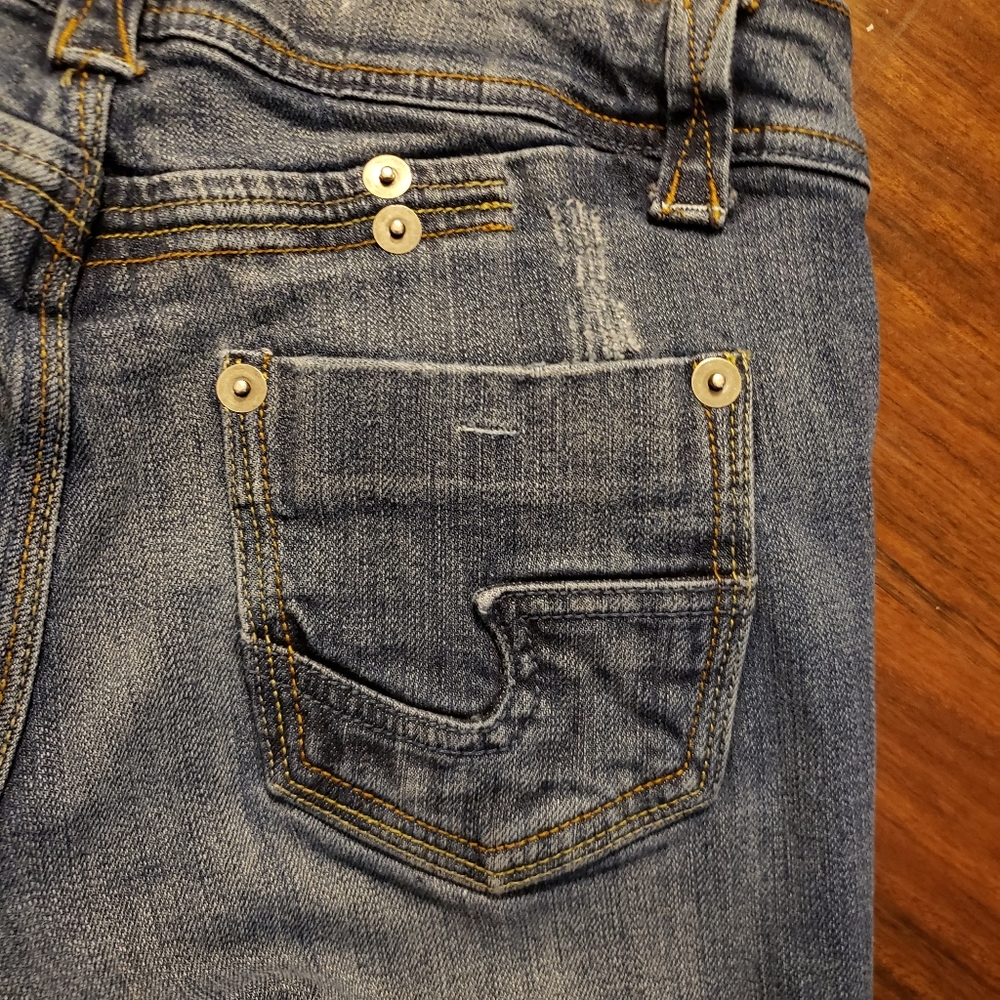 Cache Distressed Denim Capris - Size 6 - image 5